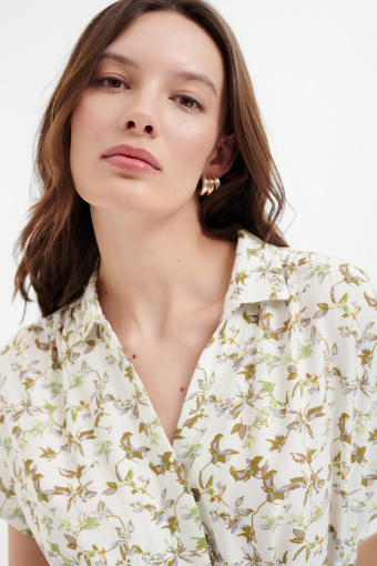 Jasna sukienka w rustykalne kwiaty 