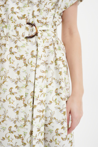Jasna sukienka w rustykalne kwiaty 