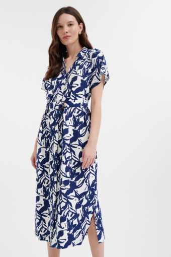 Wzorzysta sukienka z paskiem w talii 