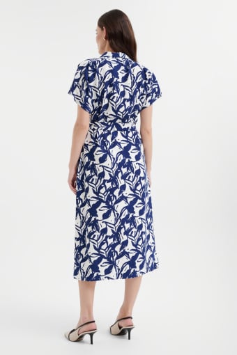 Wzorzysta sukienka z paskiem w talii 