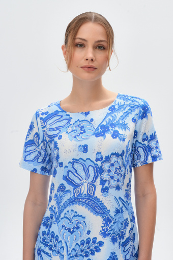Casualowa sukienka z efektownym niebieskim wzorem Casualowa sukienka z efektownym niebieskim wzorem