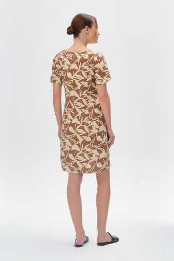 Brązowa sukienka z nadrukiem w kremowe kwiaty