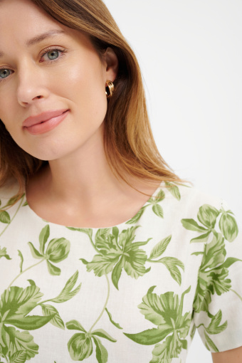 Biała casualowa sukienka w roślinny wzór Biała casualowa sukienka w roślinny wzór