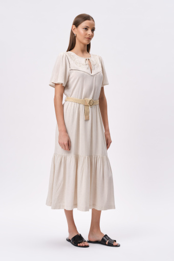 Beżowa sukienka z paskiem z rafii 