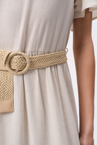 Beżowa sukienka z paskiem z rafii 