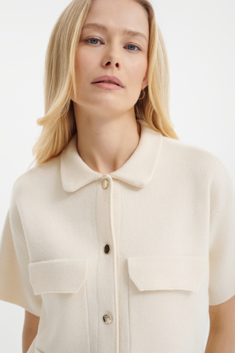 Kremowy kardigan z krótkim rękawem 