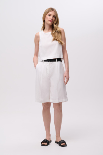 Klasyczne białe szorty o luźnym fasonie