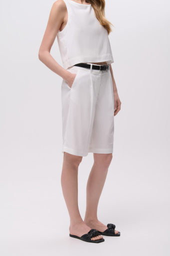 Klasyczne białe szorty o luźnym fasonie