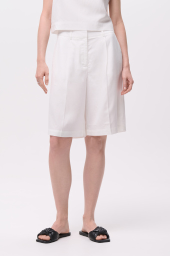 Klasyczne białe szorty o luźnym fasonie