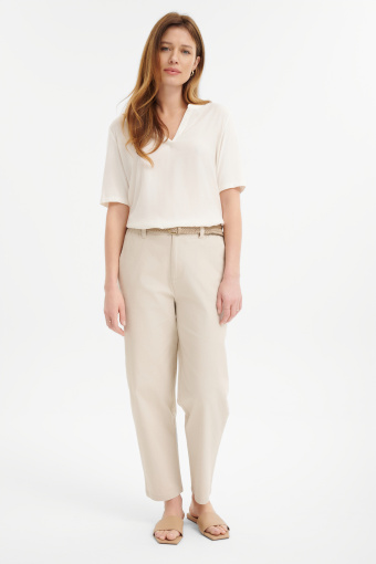 Kremowy top z efektownym dekoltem Kremowy top z efektownym dekoltem