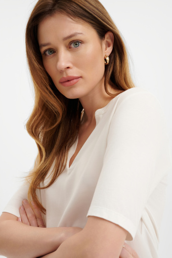 Kremowy top z efektownym dekoltem Kremowy top z efektownym dekoltem