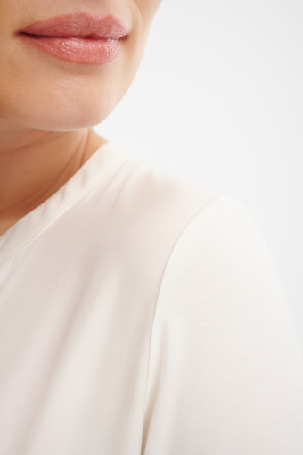 Kremowy top z efektownym dekoltem Kremowy top z efektownym dekoltem