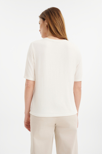 Kremowy top z efektownym dekoltem Kremowy top z efektownym dekoltem