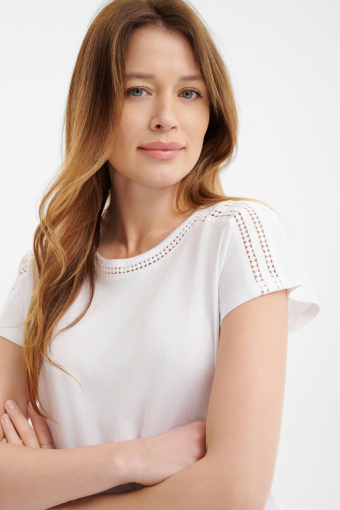 Klasyczny biały top z ażurowymi wstawkami