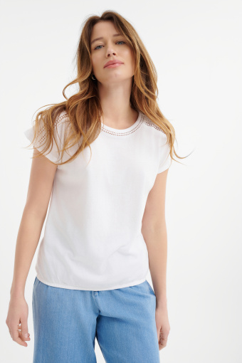 Klasyczny biały top z ażurowymi wstawkami