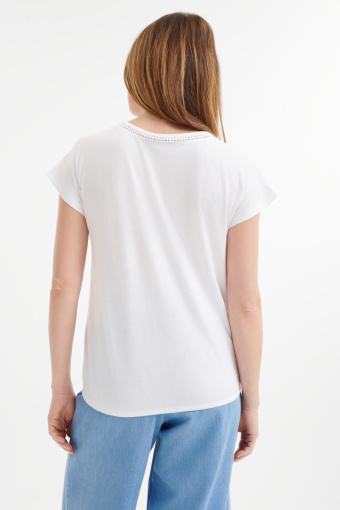 Klasyczny biały top z ażurowymi wstawkami