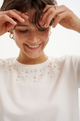 Biały top z perłami przy dekolcie 
