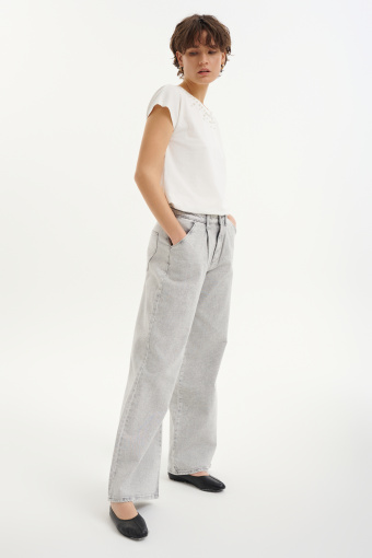 Biały top z perłami przy dekolcie 