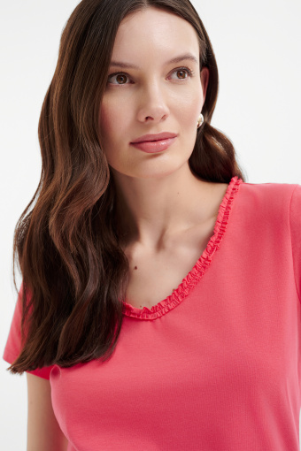 Koralowy top z dekoltem v-neck  Koralowy top z dekoltem v-neck