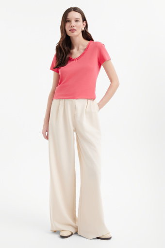 Koralowy top z dekoltem v-neck  Koralowy top z dekoltem v-neck