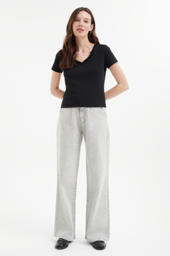 Basicowy czarny top z dekoltem v-neck 