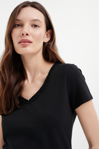 Basicowy czarny top z dekoltem v-neck 