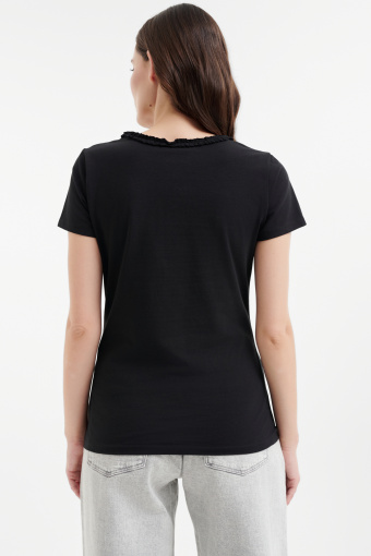 Basicowy czarny top z dekoltem v-neck 