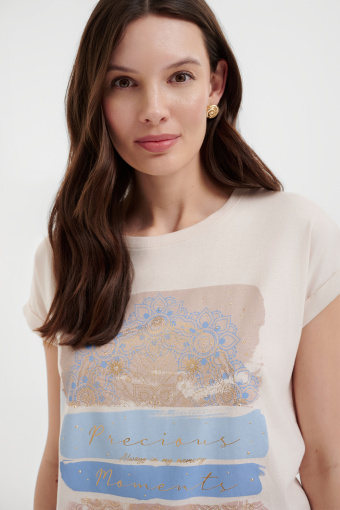 Beżowy top z kolorową grafiką Beżowy top z kolorową grafiką