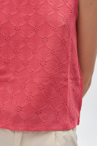 Malinowy top z ażurową strukturą