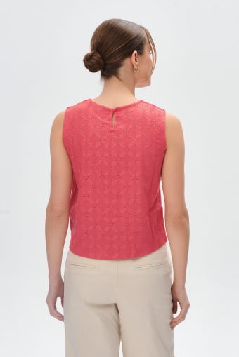 Malinowy top z ażurową strukturą