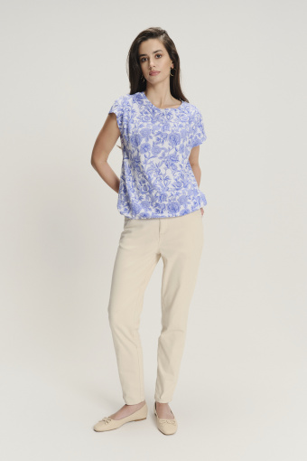 Biały top w błękitne kwiaty