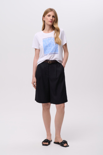 Luźny biały top z błękitnym nadrukiem