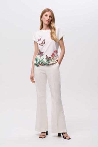 Biały top z efektowną kolorową grafiką