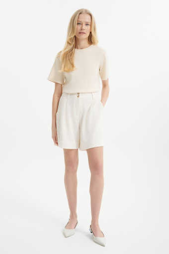 Kremowy top o prostym kroju 