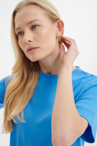 Niebieski top o prostym kroju 