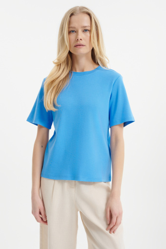 Niebieski top o prostym kroju 