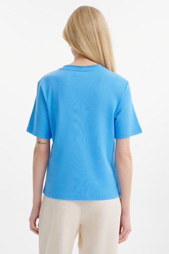 Niebieski top o prostym kroju 