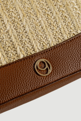 Stylowa torebka beżowo-brązowej kolorystyce 