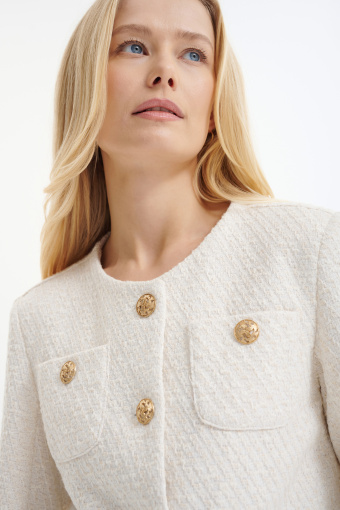 Kremowy żakiet ze złotymi guzikami