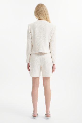 Kremowy żakiet ze złotymi guzikami