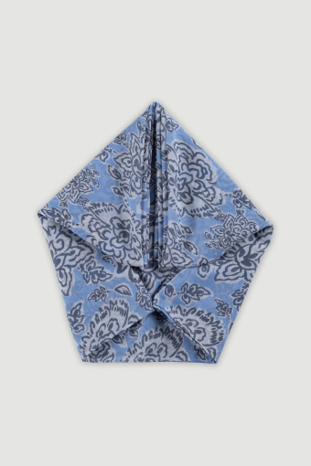 Niebieska apaszka w kwiatowy nadruk