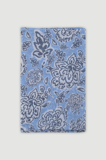 Niebieska apaszka w kwiatowy nadruk