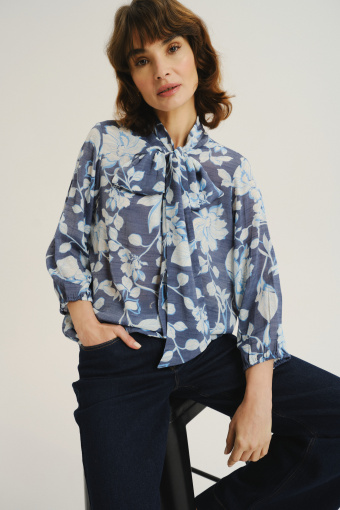 Efektowna bluzka z nadrukiem w kwiaty