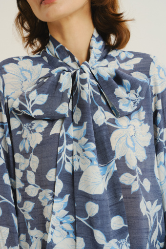 Efektowna bluzka z nadrukiem w kwiaty