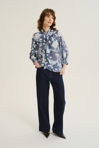 Efektowna bluzka z nadrukiem w kwiaty