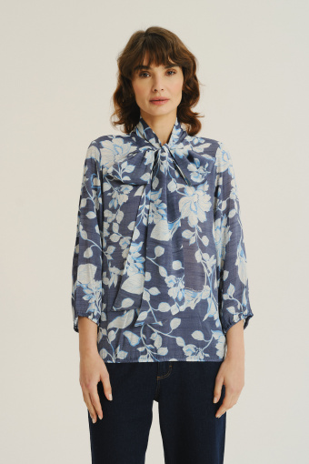 Efektowna bluzka z nadrukiem w kwiaty