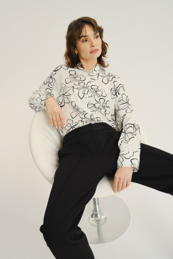 Biała koszula w minimalistyczne kwiaty