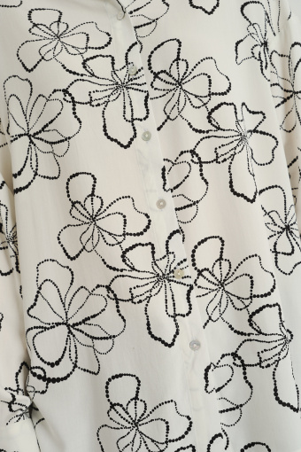 Biała koszula w minimalistyczne kwiaty