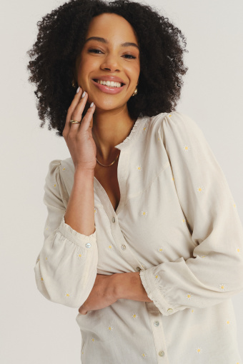 Subtelna kremowa bluzka z riuszką