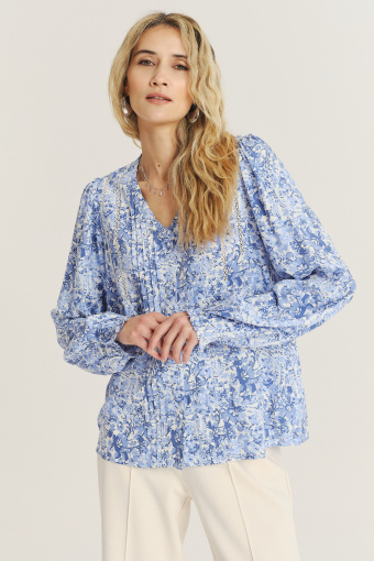 Niebieska bluzka z nadrukiem paisley